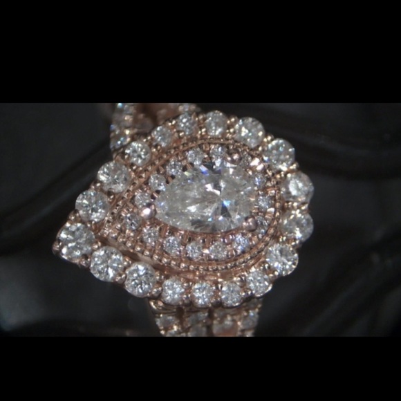 Jewelry - Pear shaped wedding set with two bands
